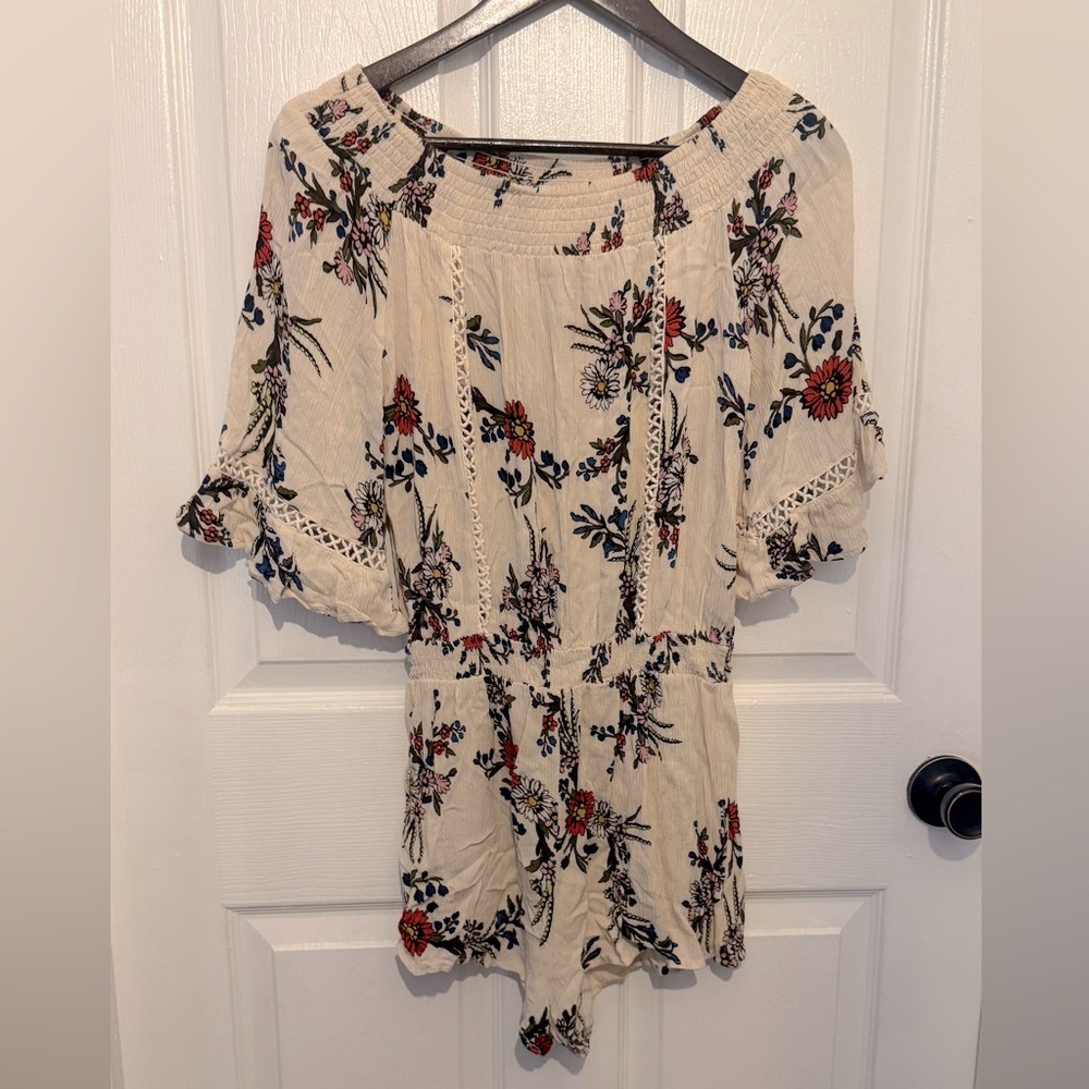 EN CREME Women’s White Floral Off Shoulder Flowy Sleeve Romper Size S